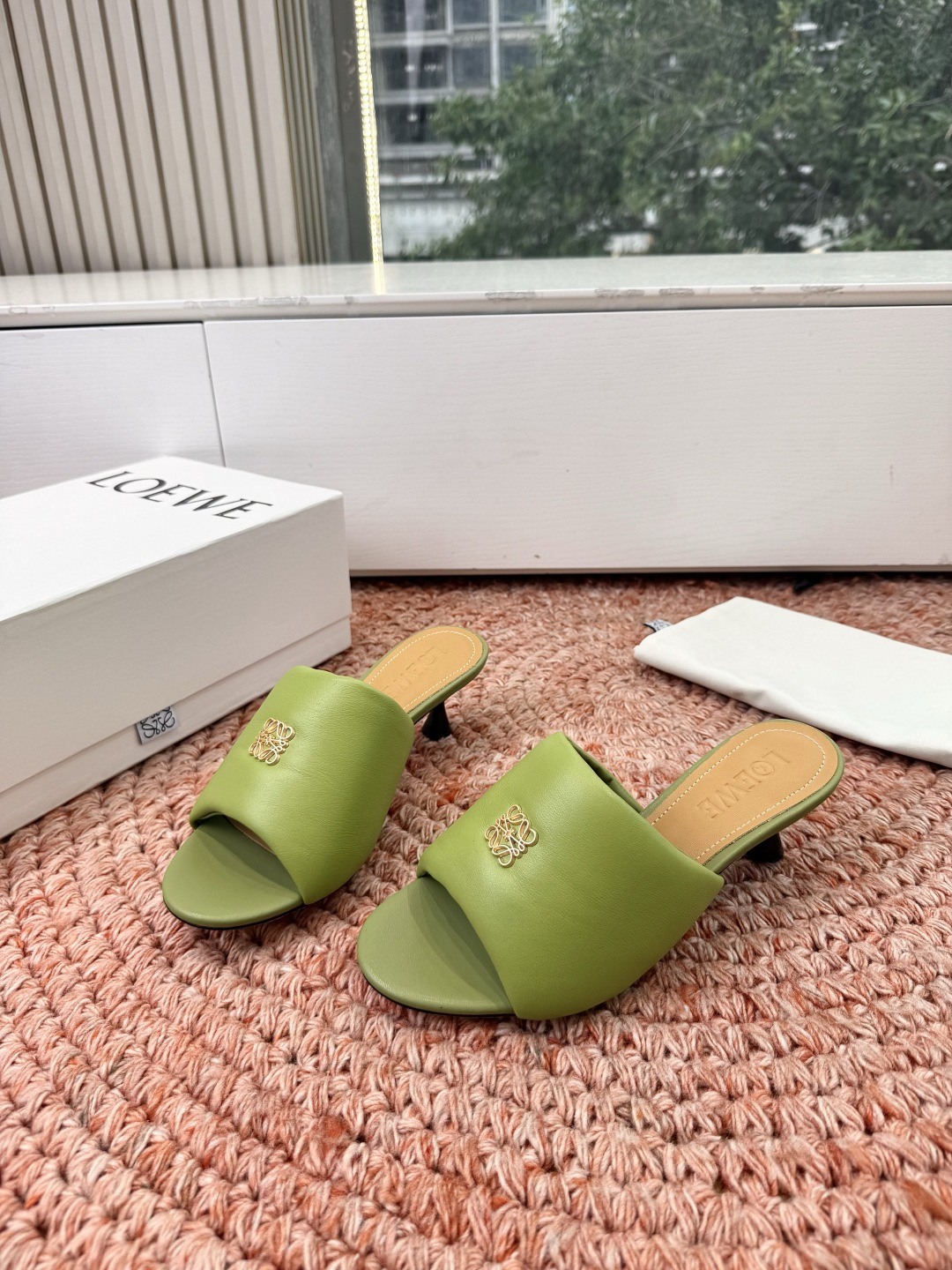 로에베(LOEWE) 아나그램 페블 슬리퍼 샌들 신발