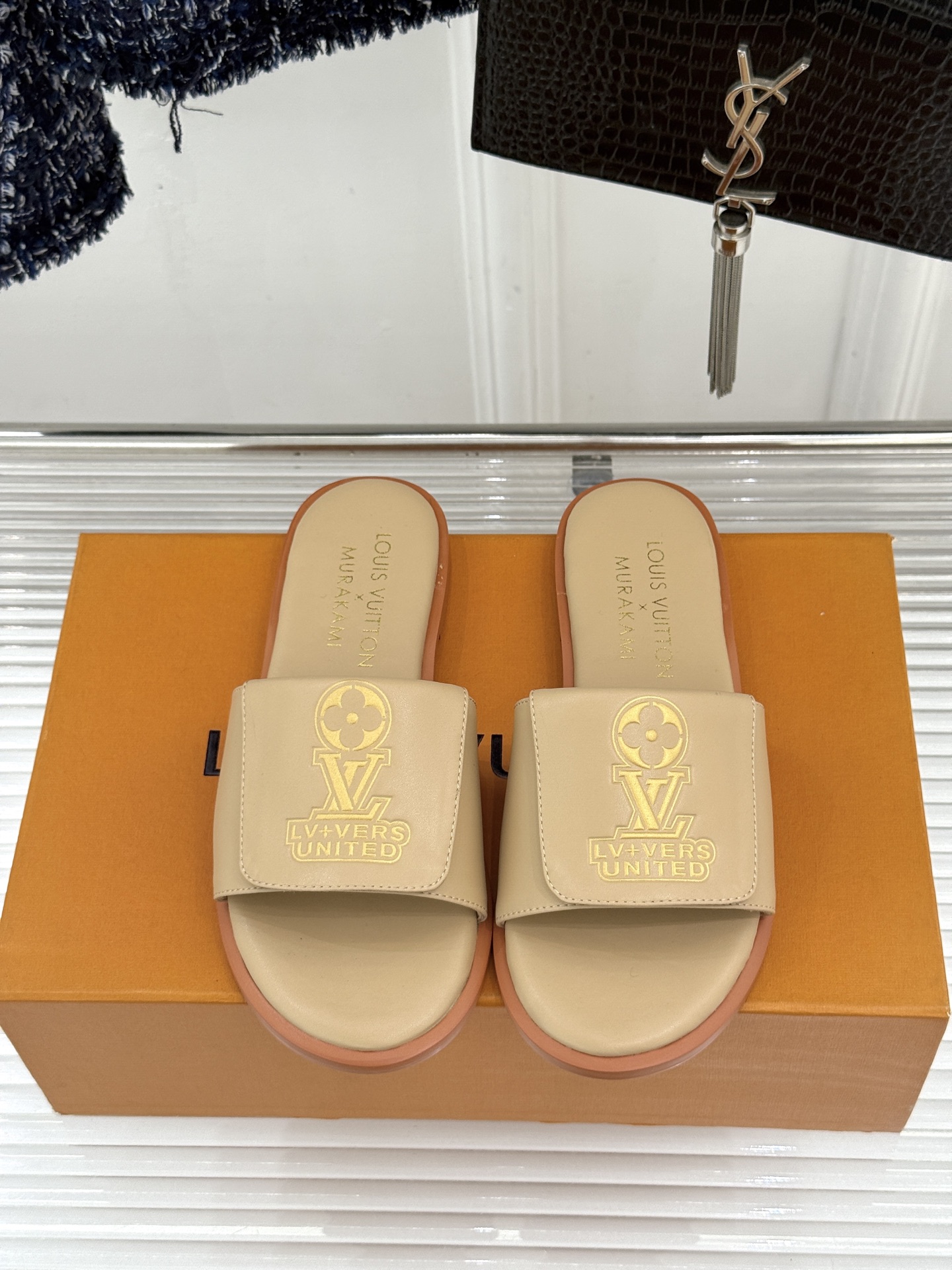 루이비통(LV) 자수 로고 플랩 슬리퍼 신발