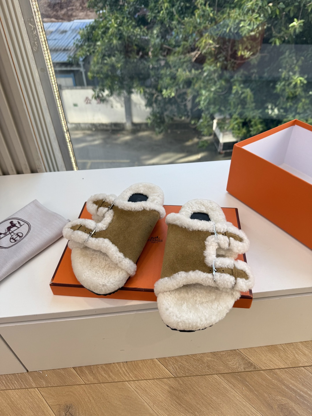에르메스(HERMES) 시어링 퍼 뮬 슬리퍼 신발
