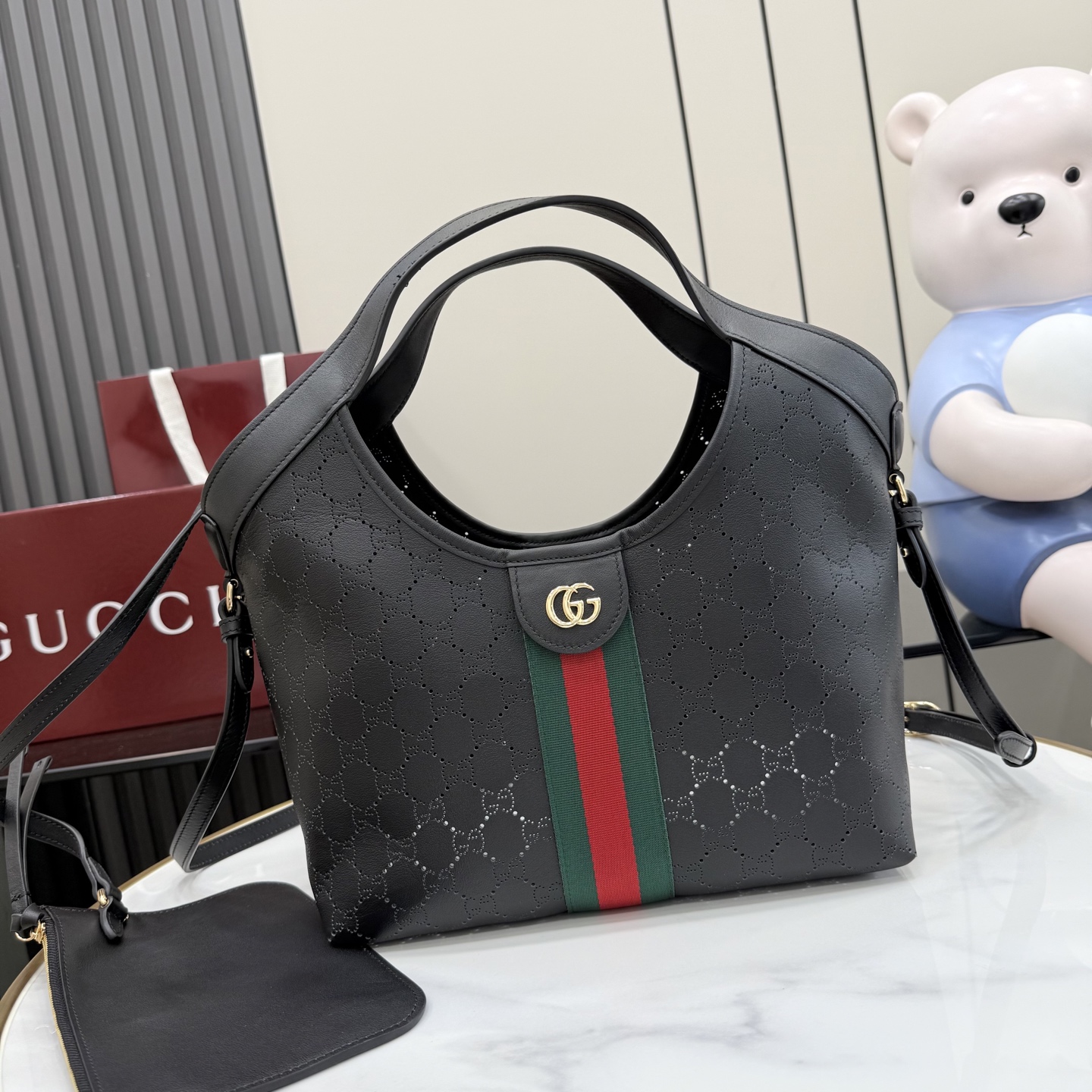 GUCCI 구찌 Generation 제너레이션 GG 질리오(Giglio) 펀칭 레더 토트백 - 블랙 가방