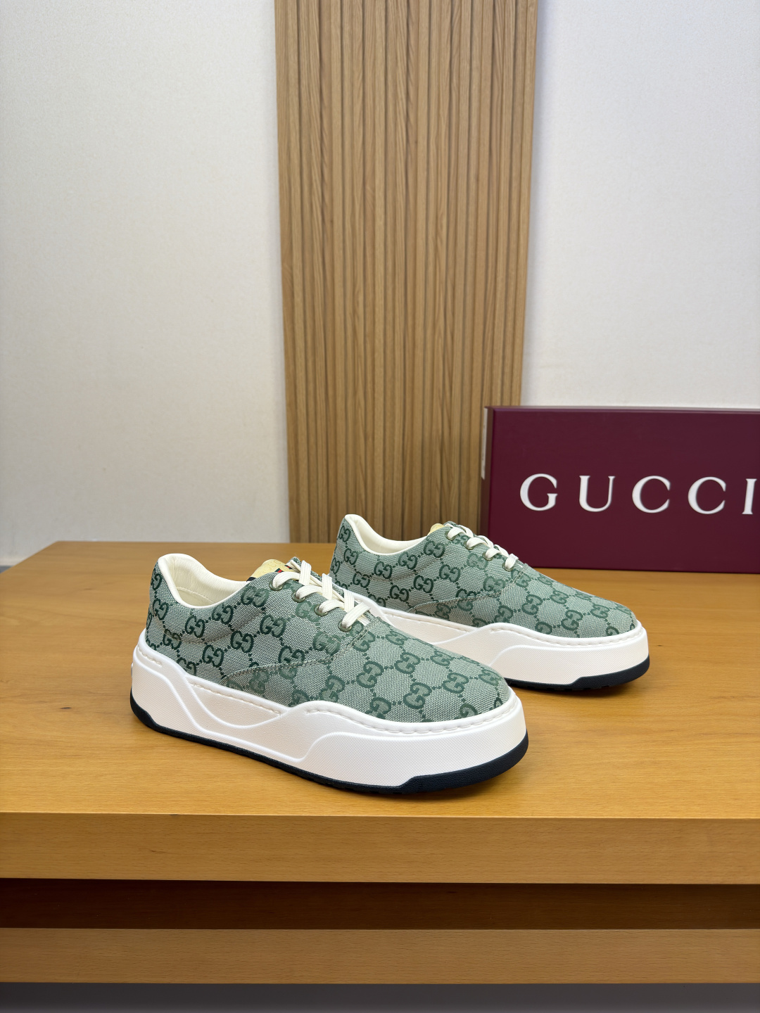 GUCCI 구찌 나파 소가죽 & 로고 패브릭 스니커즈 신발