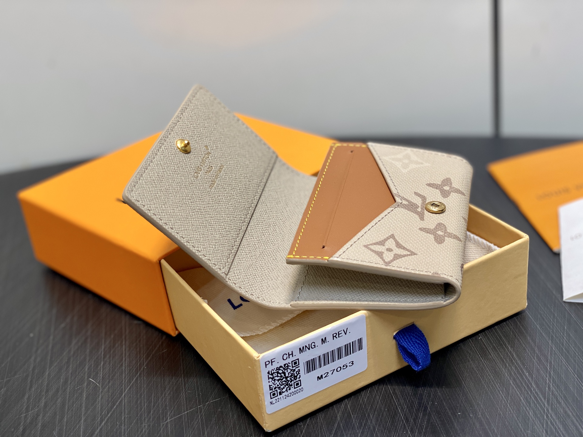 [Louis Vuitton] LV 루이비통 모노그램 서플러스 앙벨롭 카르트 드 비지트 (에이프리콧 그레이) 지갑