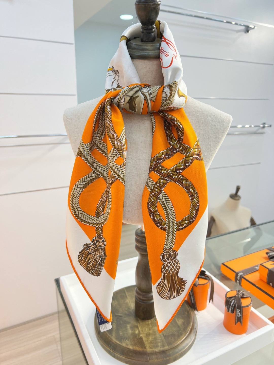 에르메스(HERMES) 새들 홀스 실크 목도리 스카프