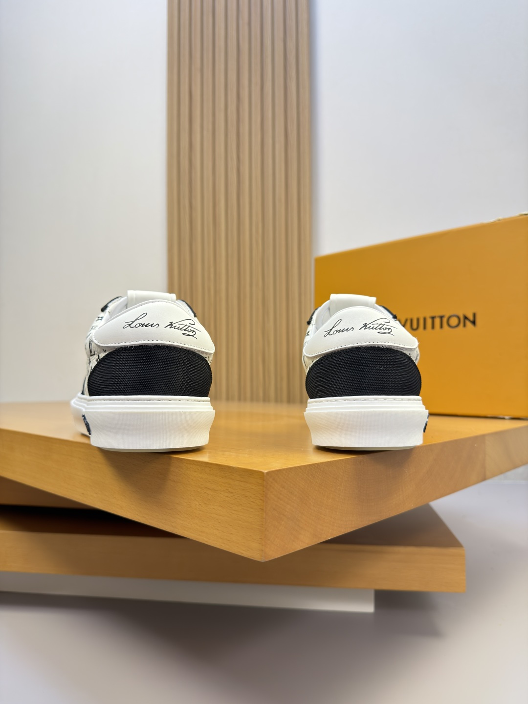 [Louis Vuitton] LV 루이비통 프리미엄 슈링크 레더 & 컬러 프린트 모노그램 스니커즈 신발