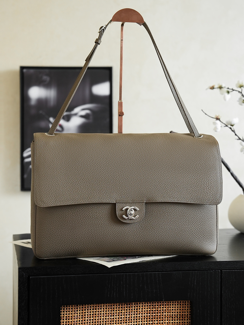 [CHANEL] 샤넬 26S 맥시 플랩 백 가방 AS6233