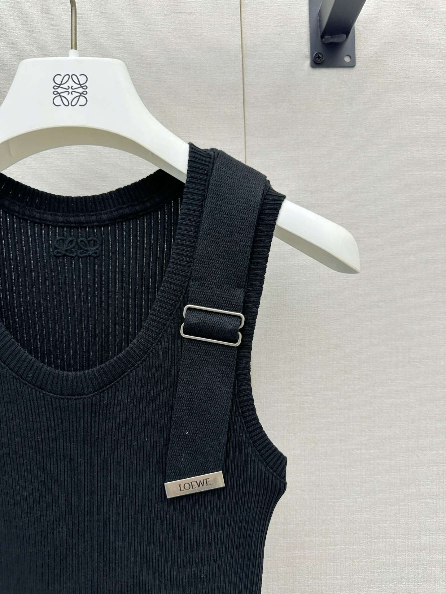 로에베(LOEWE) 버클 스트랩 리브 슬리브리스 탑 상의 의류
