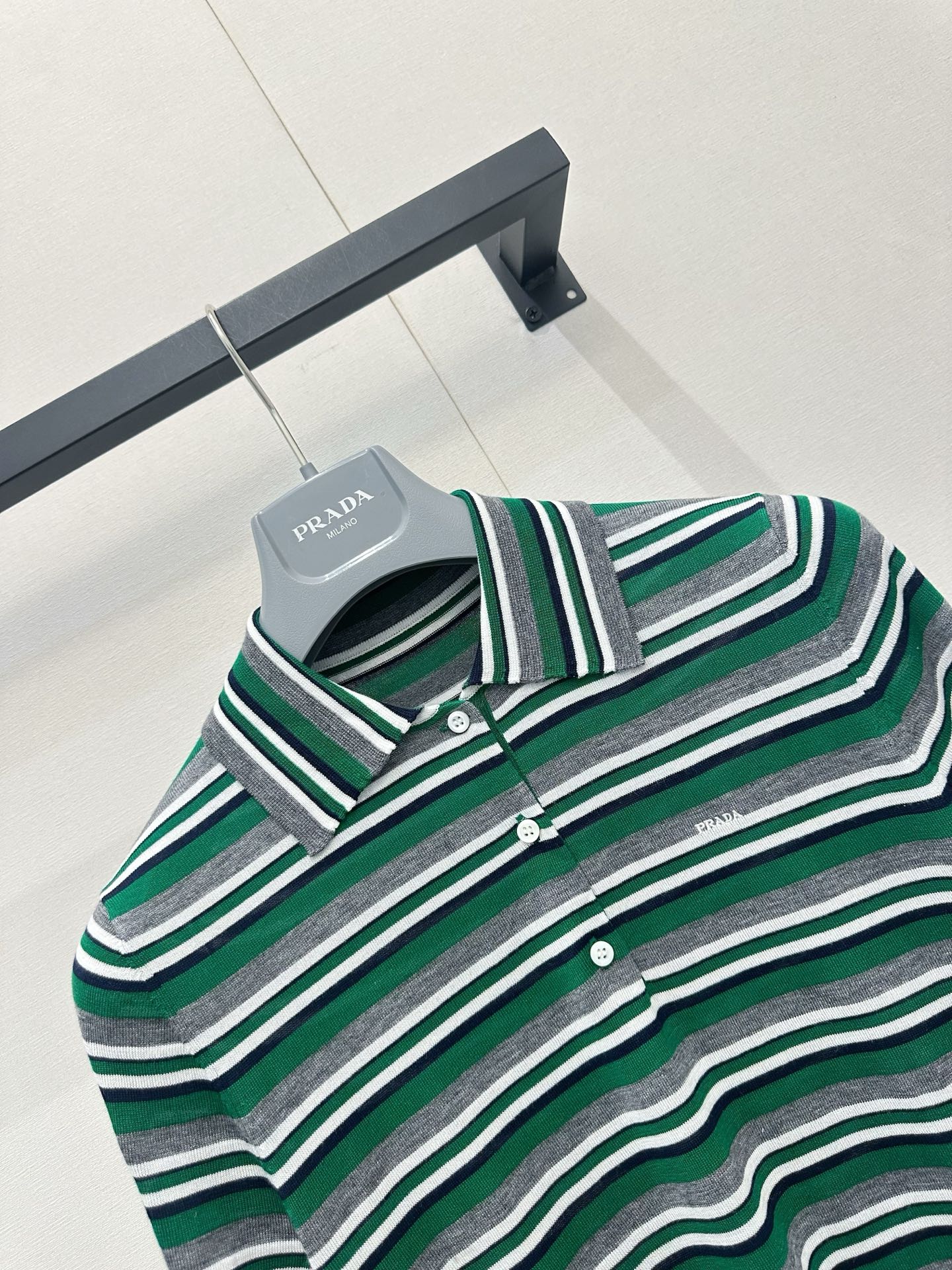 프라다(PRADA) 스트라이프 폴로 니트 반팔 상의 의류