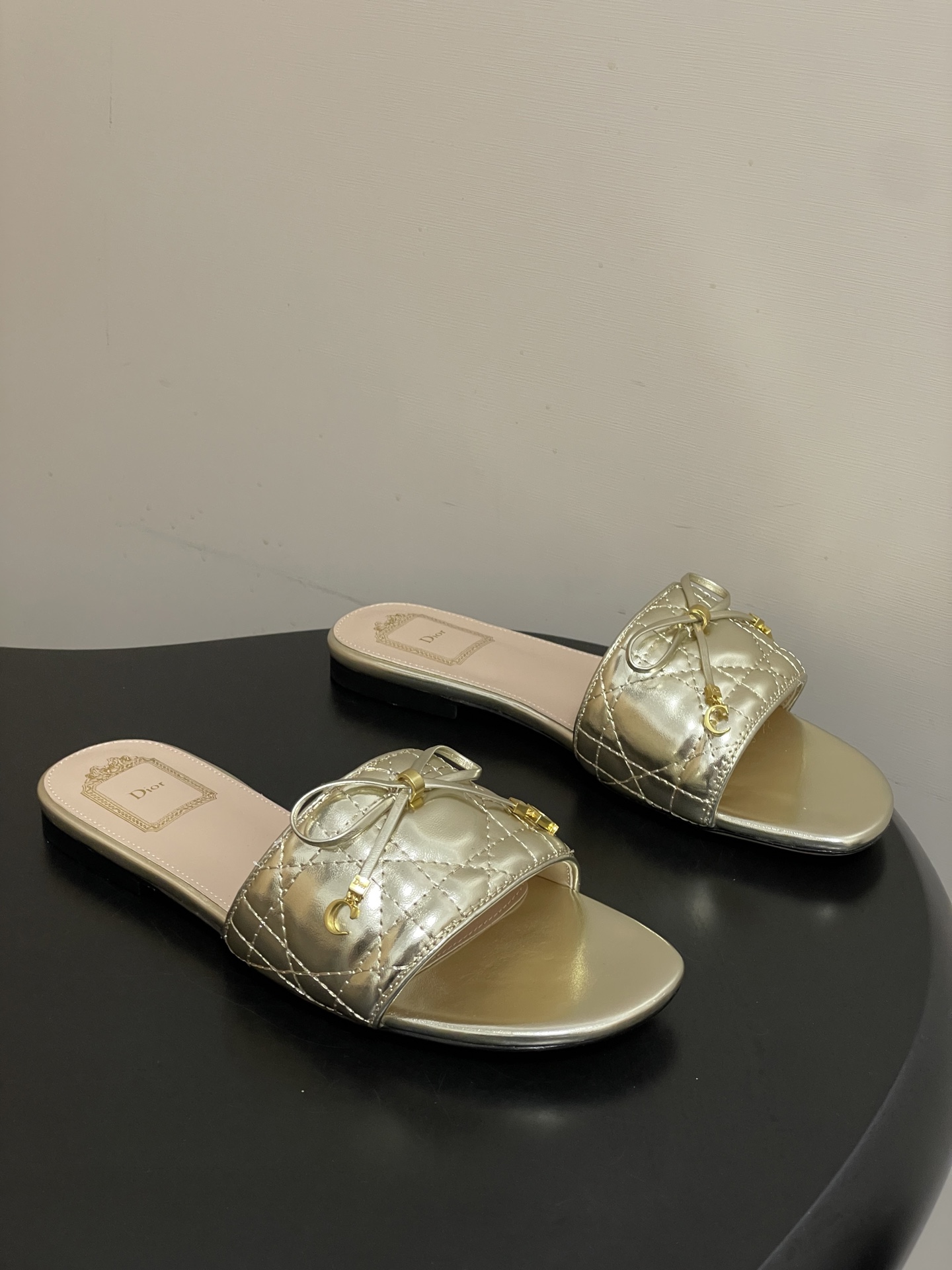 디올(DIOR) 퀼팅 리본 슬리퍼 신발