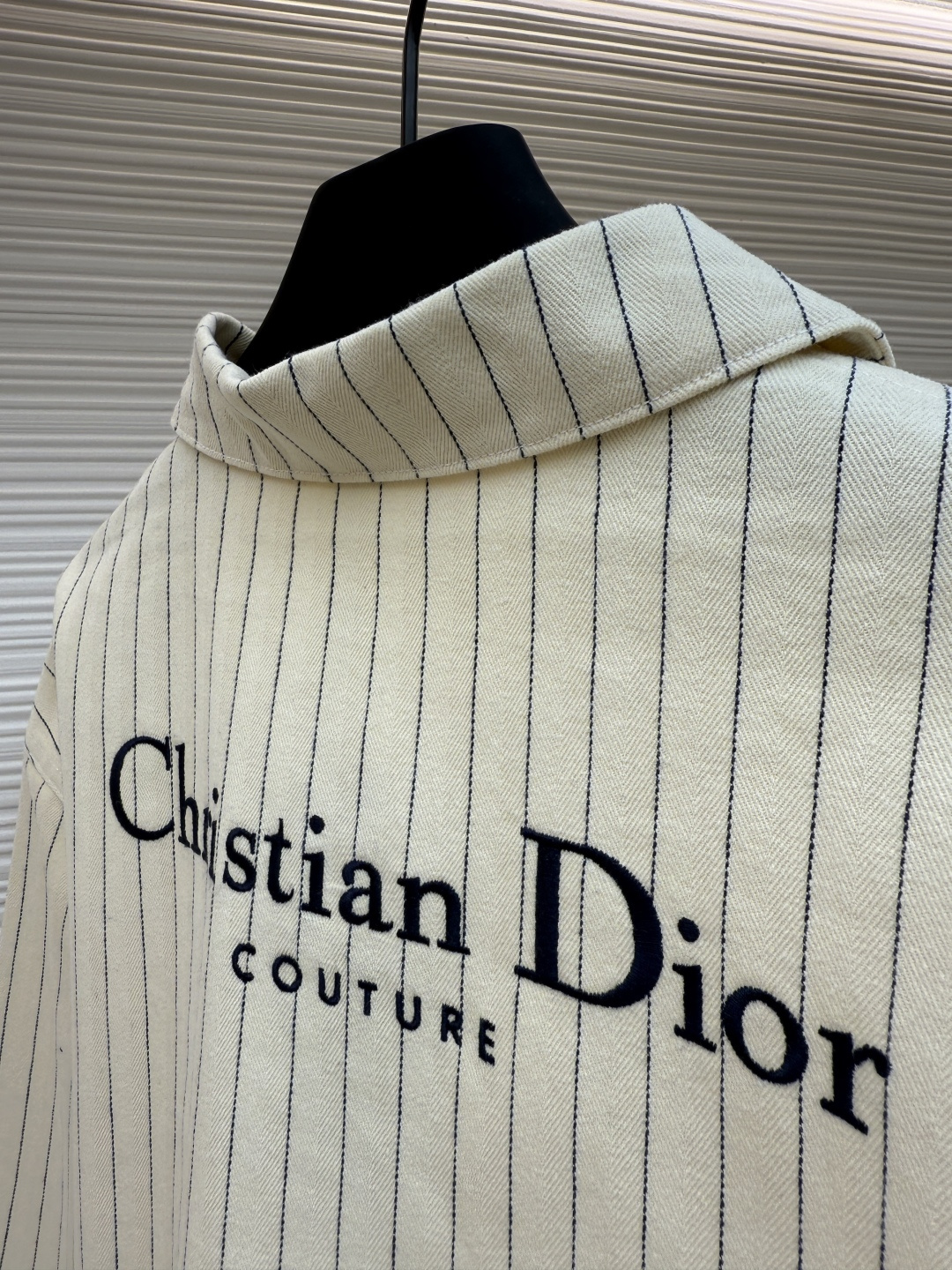 디올(DIOR) 헤링본 스트라이프 로고 자수 셔츠 상의 의류