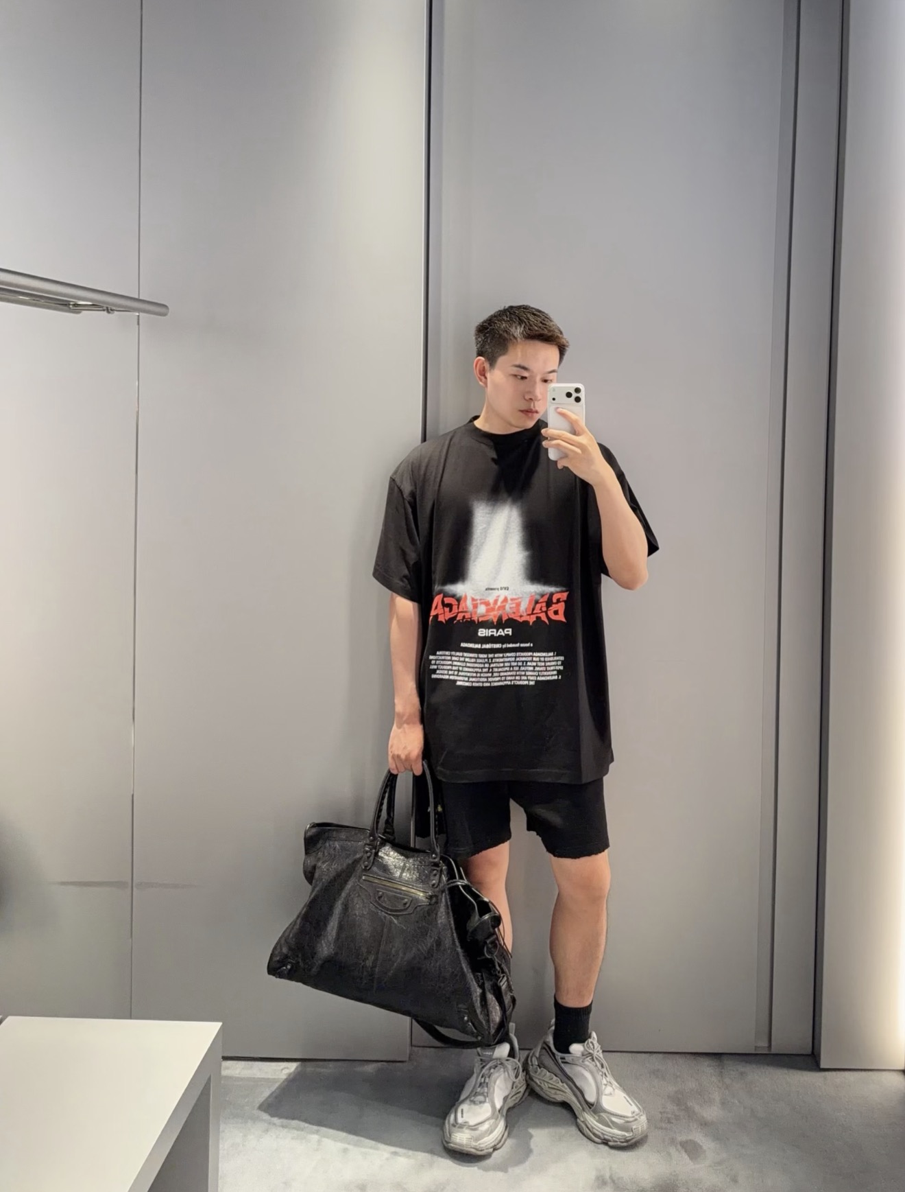 발렌시아가(BALENCIAGA) 크랙 레터링 프린트 반팔 티셔츠 의류