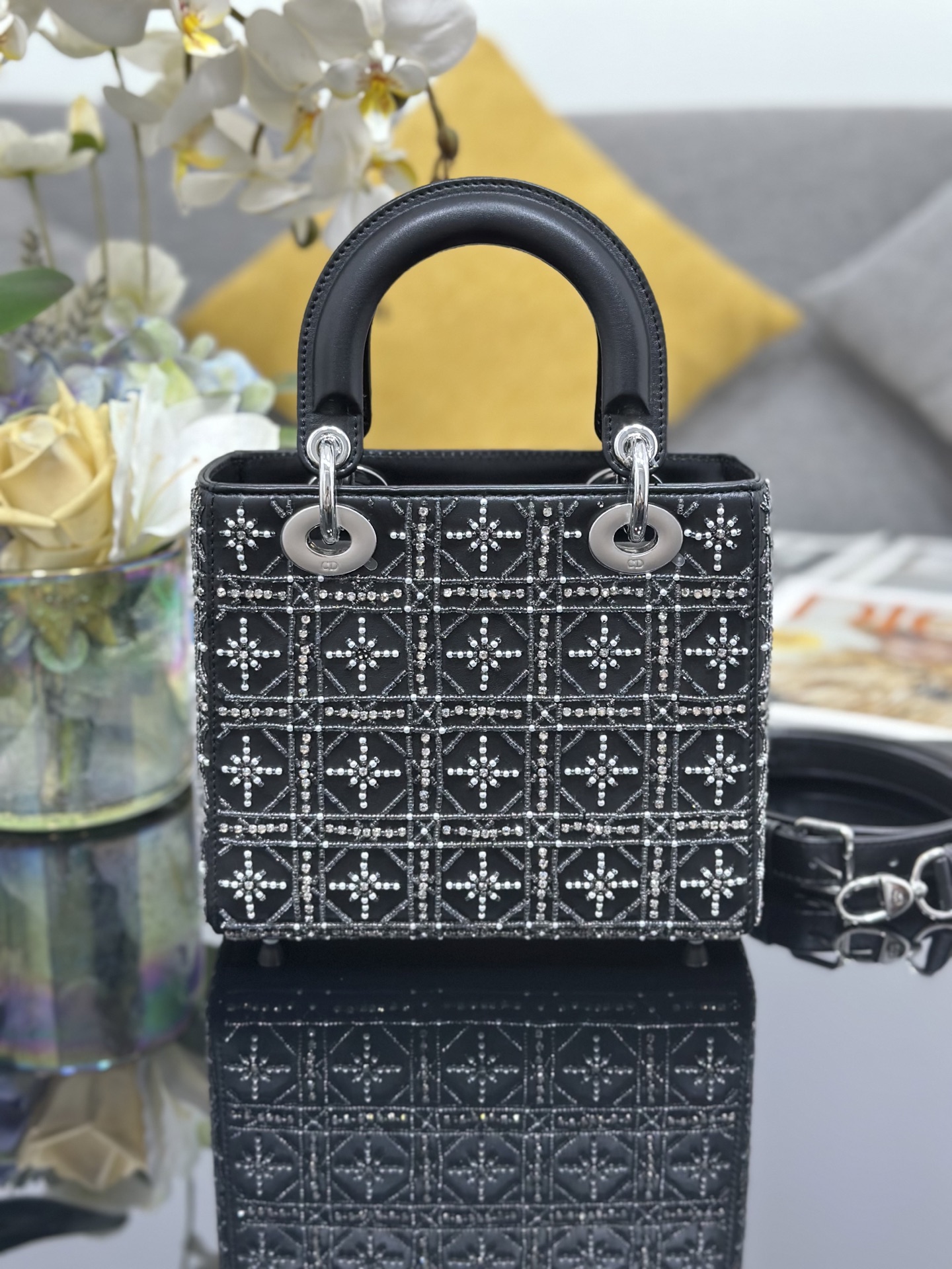 Dior 디올 레이디 디올(Lady Dior) 스몰 4구 핸드백 (블랙 비즈 자수) 가방