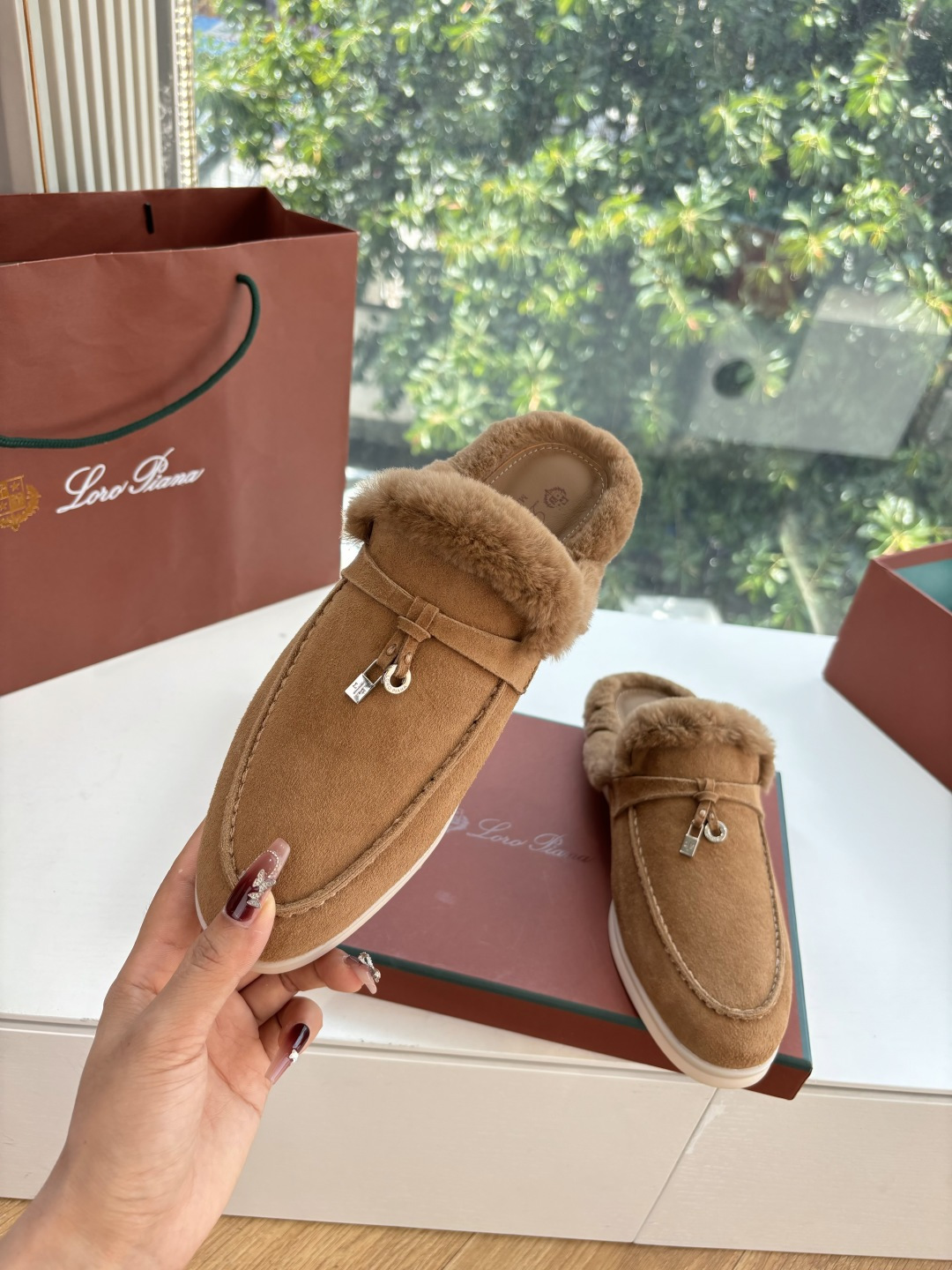 로로피아나(Loro Piana) 커플 퍼 트리밍 스웨이드 뮬 슬리퍼 신발