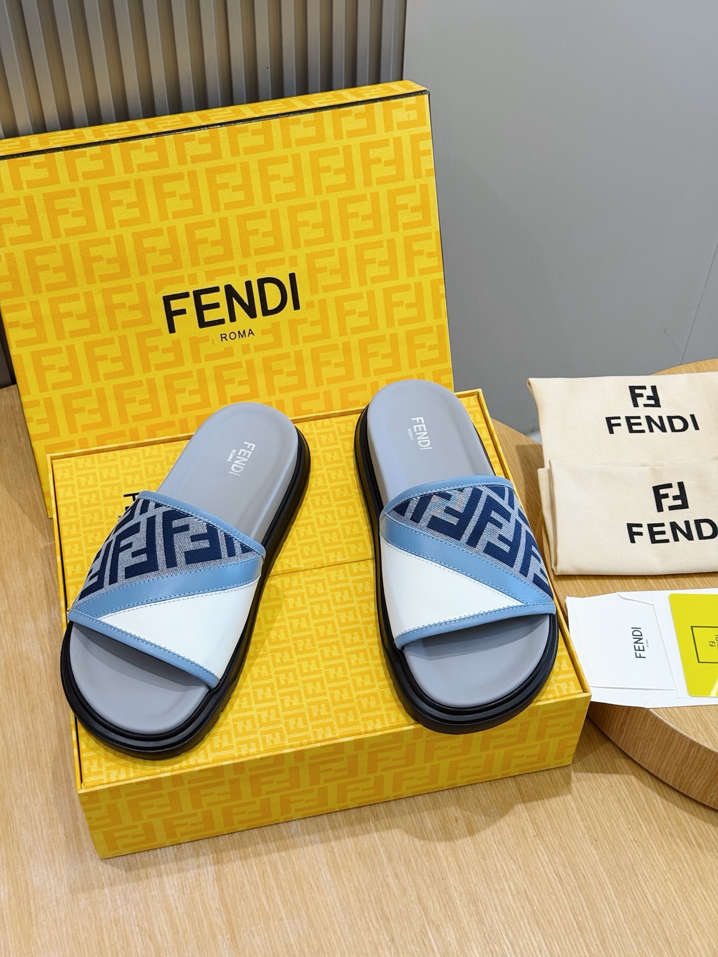 [Fendi] 펜디 맨즈 컬러블록 FF 로고 러버 슬라이드 슬리퍼 신발