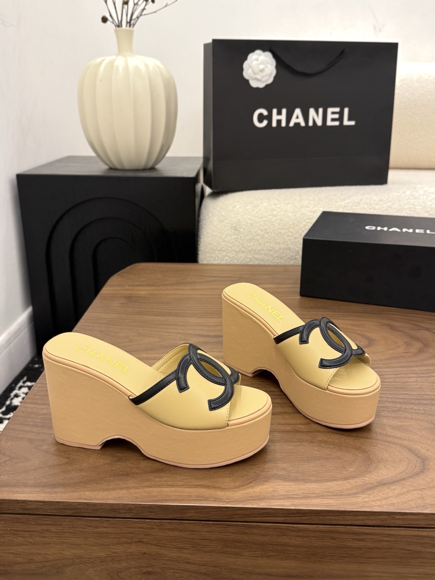 샤넬(CHANEL) 로고 플랫폼 웨지 슬리퍼 신발