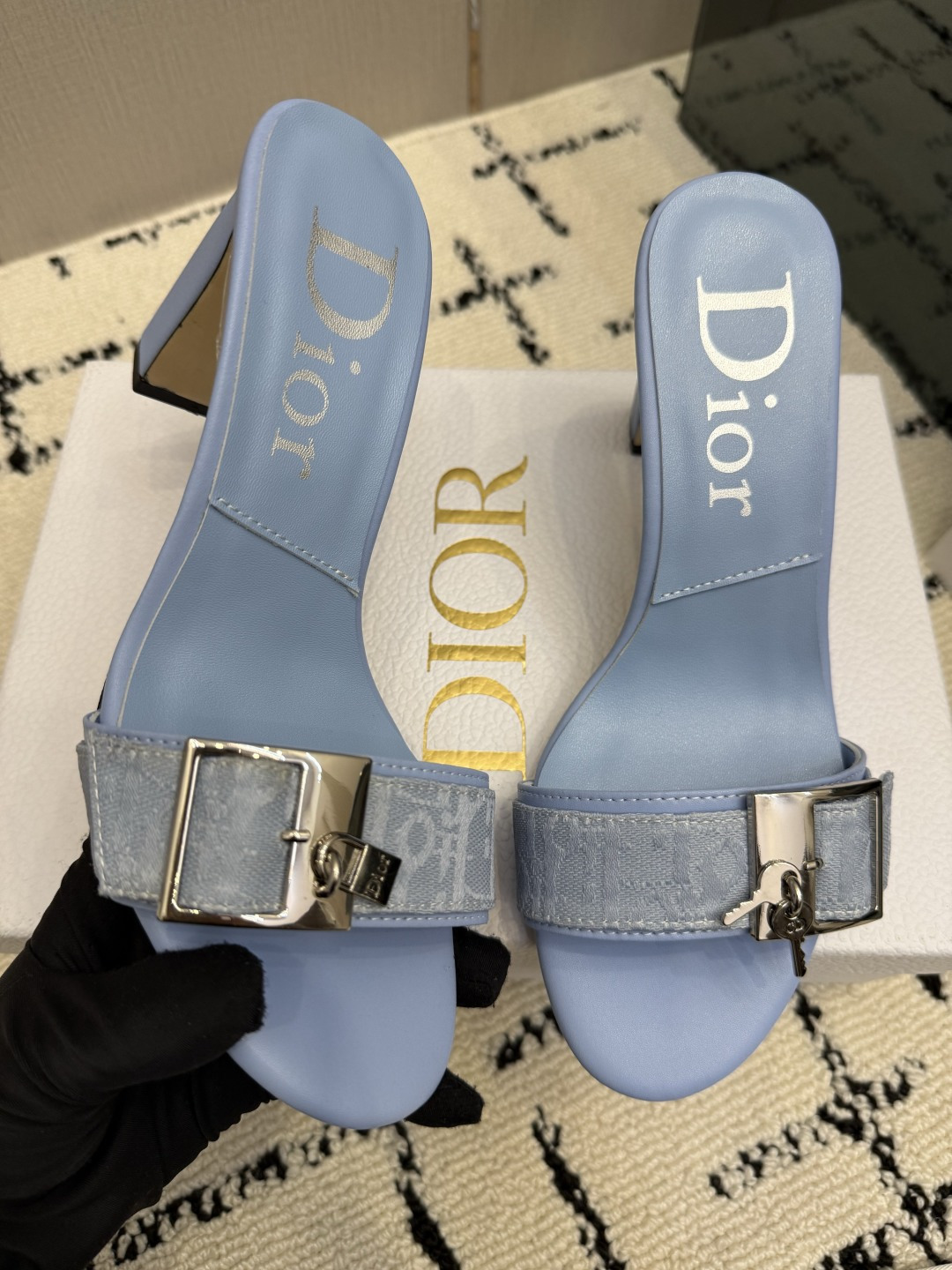 디올(DIOR) 로고 버클 뮬 힐 샌들 신발