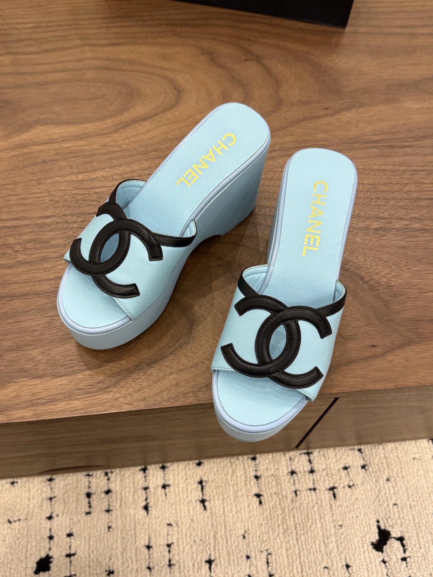 샤넬(CHANEL) 로고 플랫폼 웨지 슬리퍼 신발