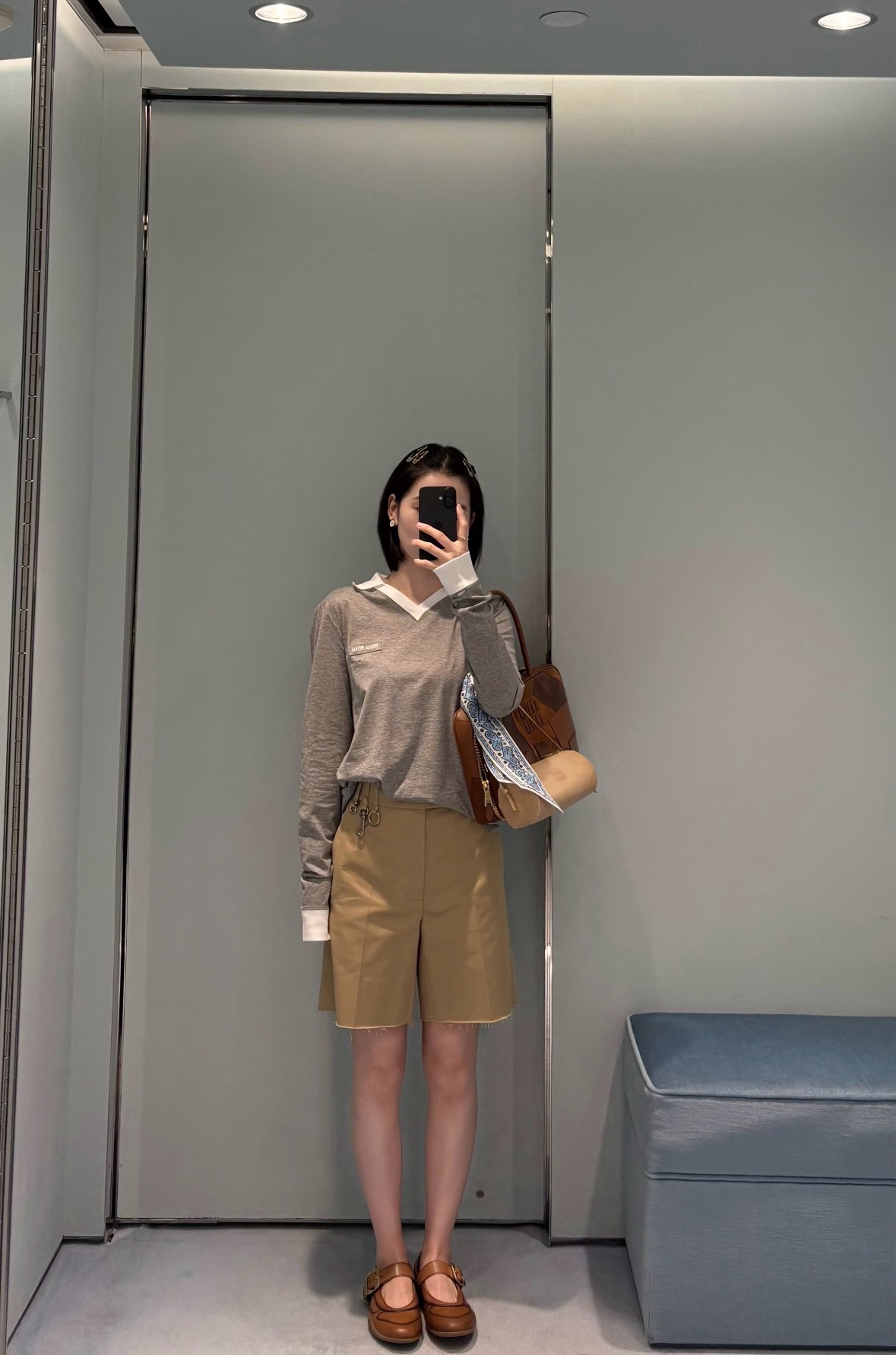 미우미우(MIU MIU) 배색 폴로 칼라 크롭 긴팔 티셔츠 상의 의류