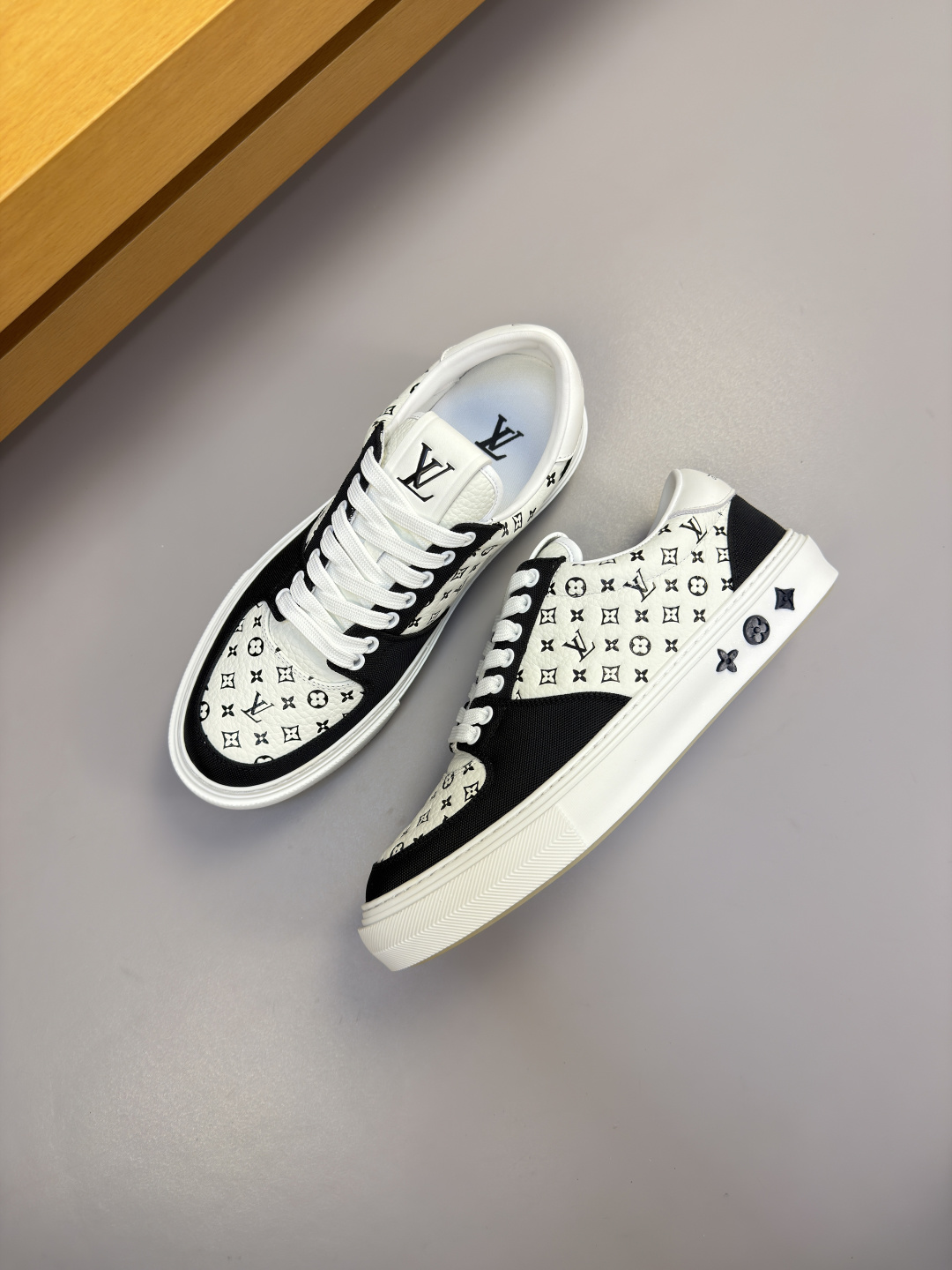 [Louis Vuitton] LV 루이비통 프리미엄 슈링크 레더 & 컬러 프린트 모노그램 스니커즈 신발