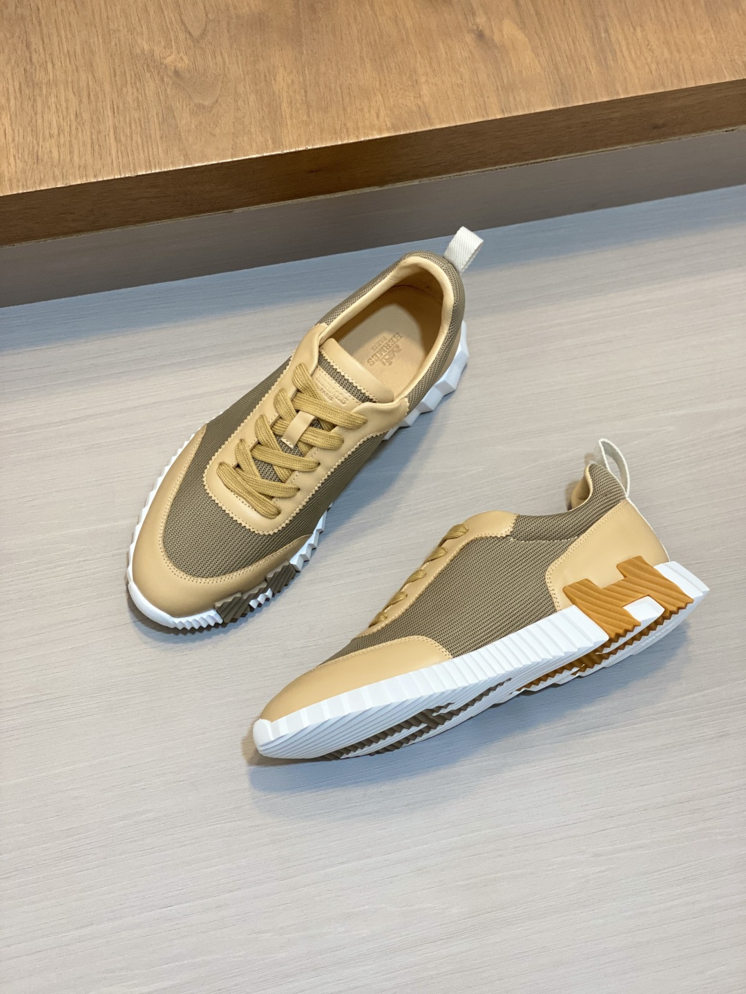[Hermes] 에르메스 바운싱(Bouncing) 프리미엄 카프스킨, 스웨이드 & 메시 콤비 스니커즈 신발