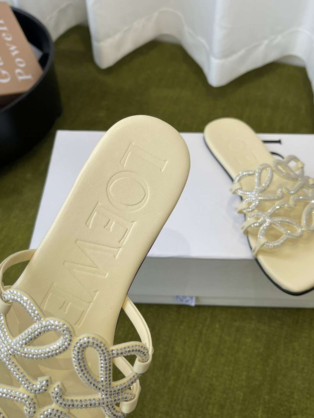 로에베(LOEWE) 라인스톤 스퀘어토 플랫 슬리퍼 신발