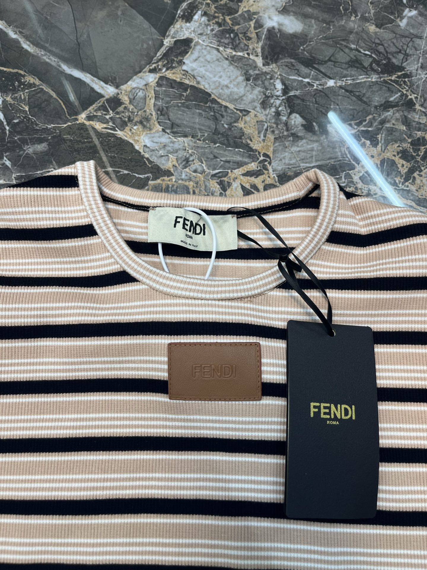 펜디(FENDI) 레더 패치 스트라이프 크롭 티셔츠 상의 의류