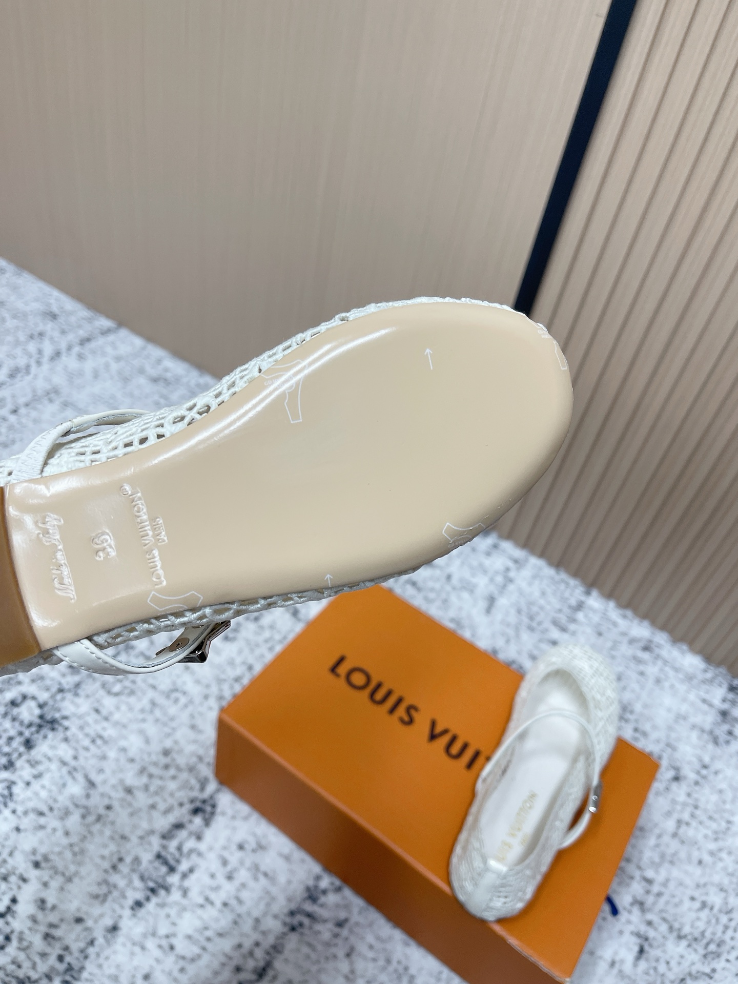 루이비통(LV) 레이스 메리제인 플랫슈즈 신발