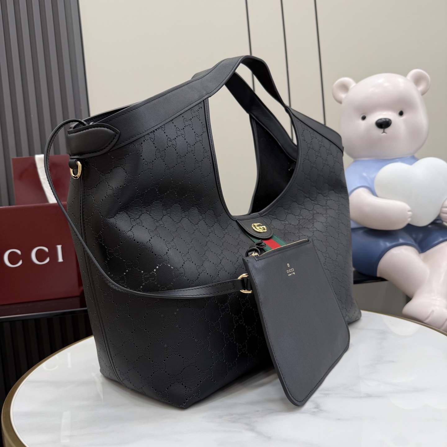 GUCCI 구찌 Generation 제너레이션 GG 질리오(Giglio) 펀칭 레더 토트백 - 블랙 라지 가방