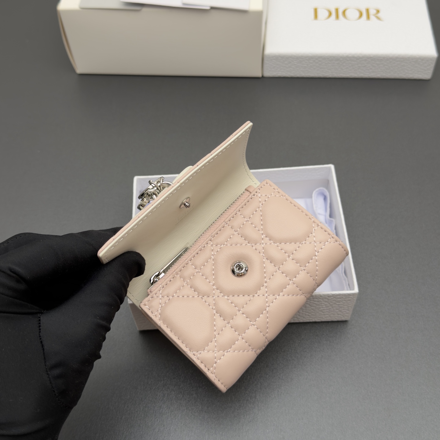 [Dior] 디올 Lady Freesia 레이디 프리지아 까나쥬 램스킨 지퍼 미니 지갑 / S2607