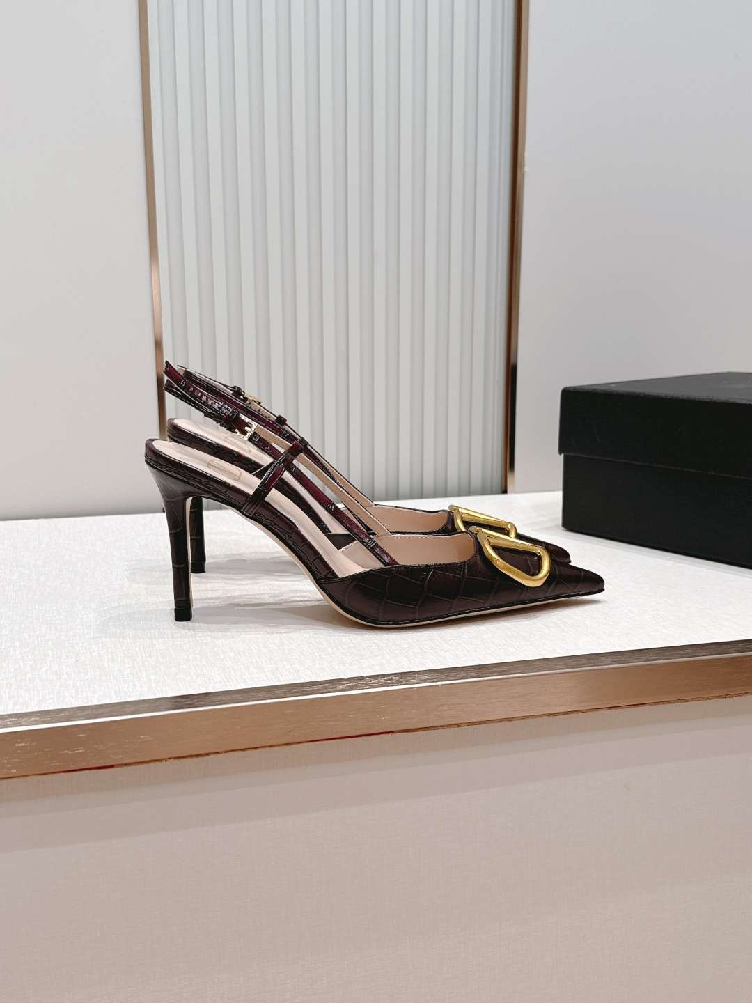 발렌티노(VALENTINO) 시그니처 슬링백 하이힐 신발