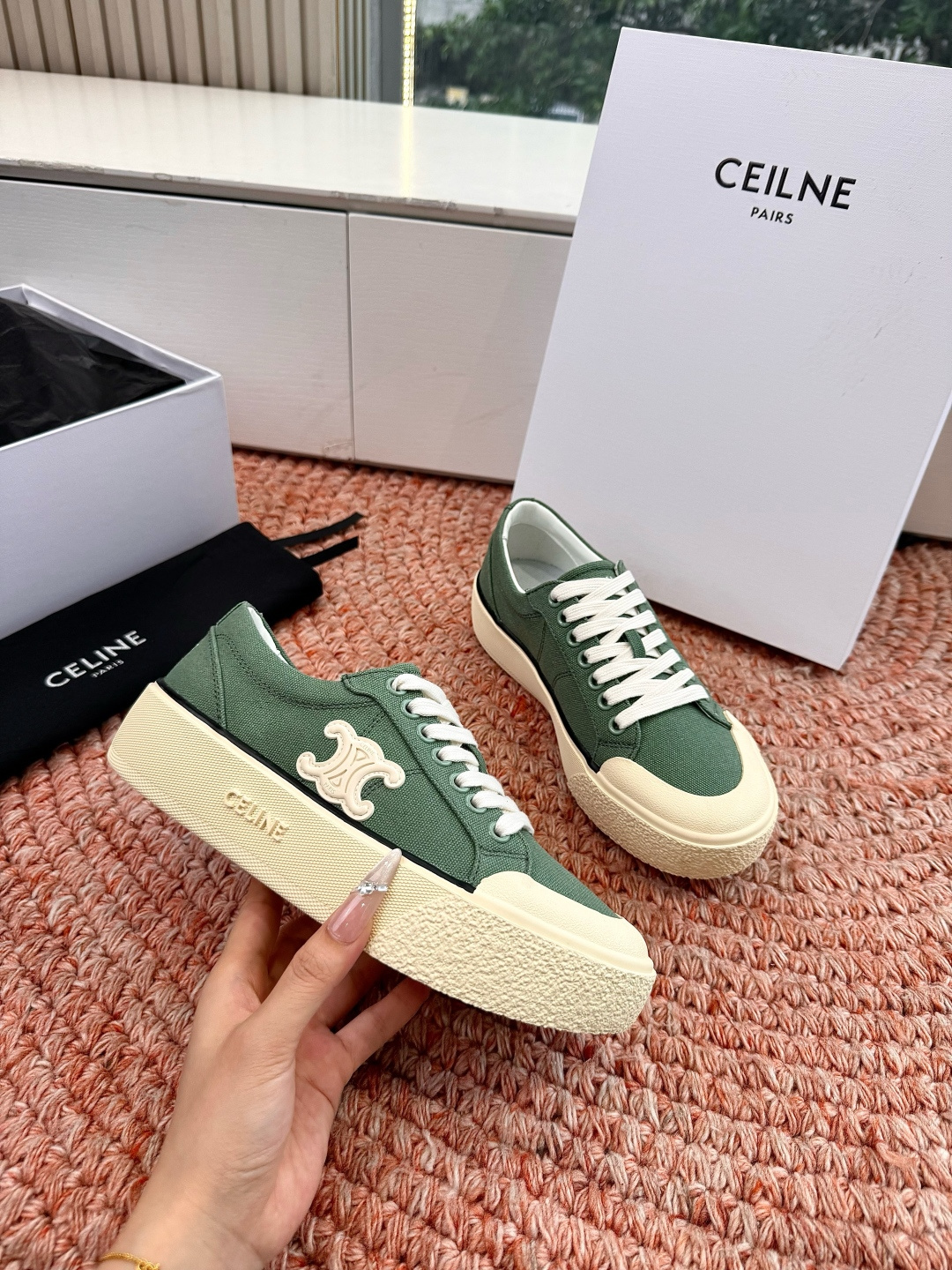 셀린느(CELINE) 트리오페 로고 플랫폼 캔버스 스니커즈 신발