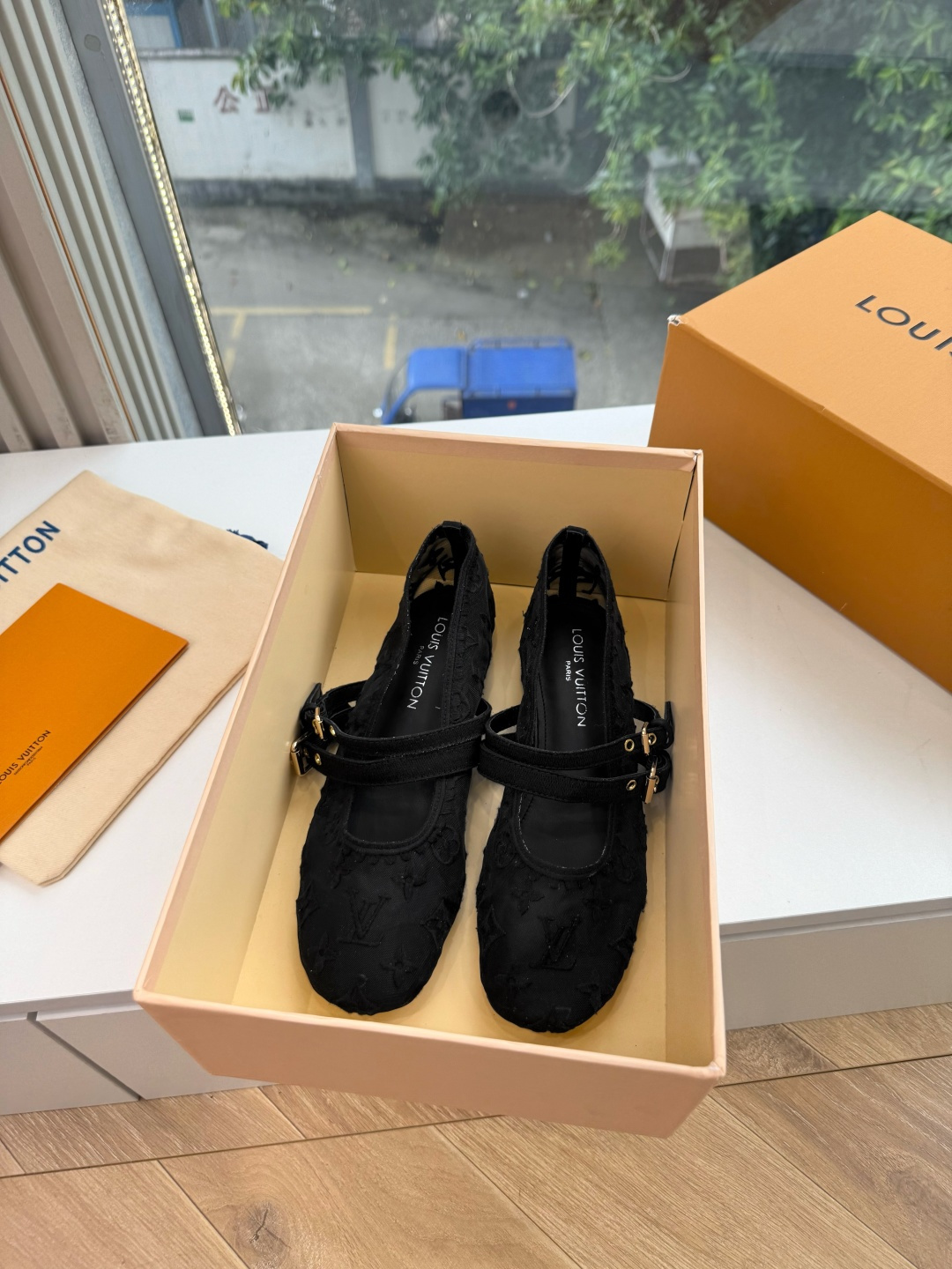 루이비통(LV) 무라카미 체리 메쉬 샌들 신발
