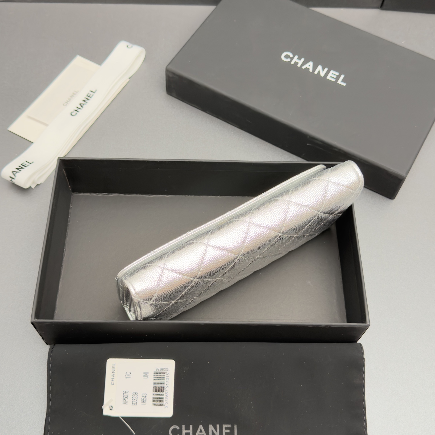 [Chanel] 샤넬 26SS 캐비어 멀티 젬스톤 플랩 장지갑