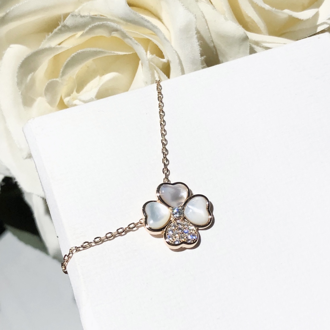 반클리프 아펠(Van Cleef & Arpels VCA) 화이트 자개 클로버 목걸이 악세사리