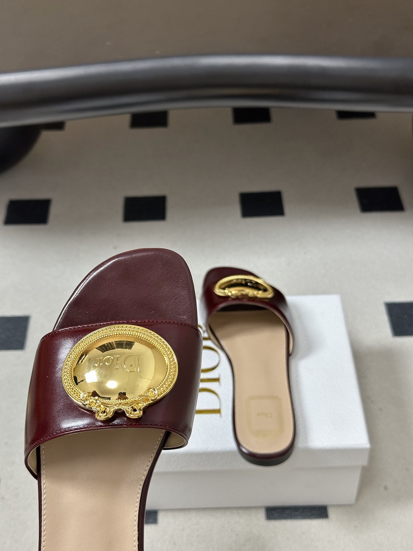 디올(DIOR) 메탈 버클 슬라이드 슬리퍼 신발