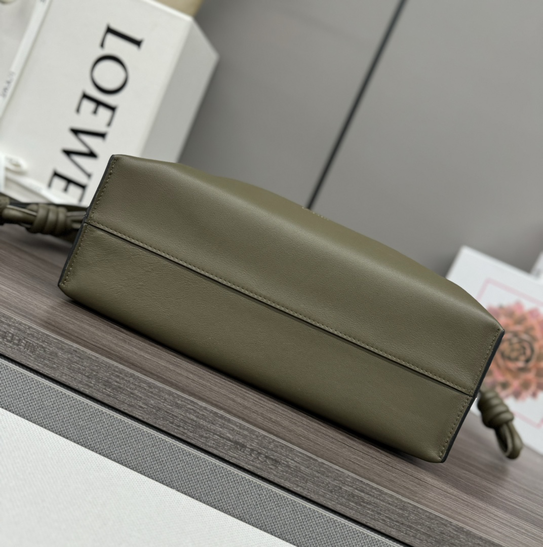 LOEWE 로에베 Flamenco 플라멩코 나파 카프스킨 숄더/클러치백 (미디엄) 가방 / 262386