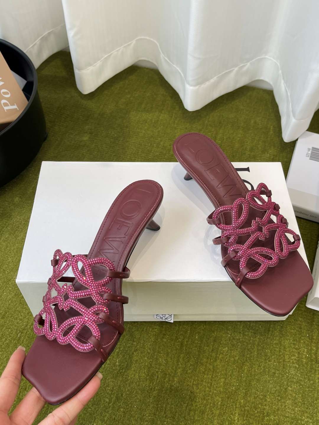 로에베(LOEWE) 아나그램 라인스톤 미들 힐 신발