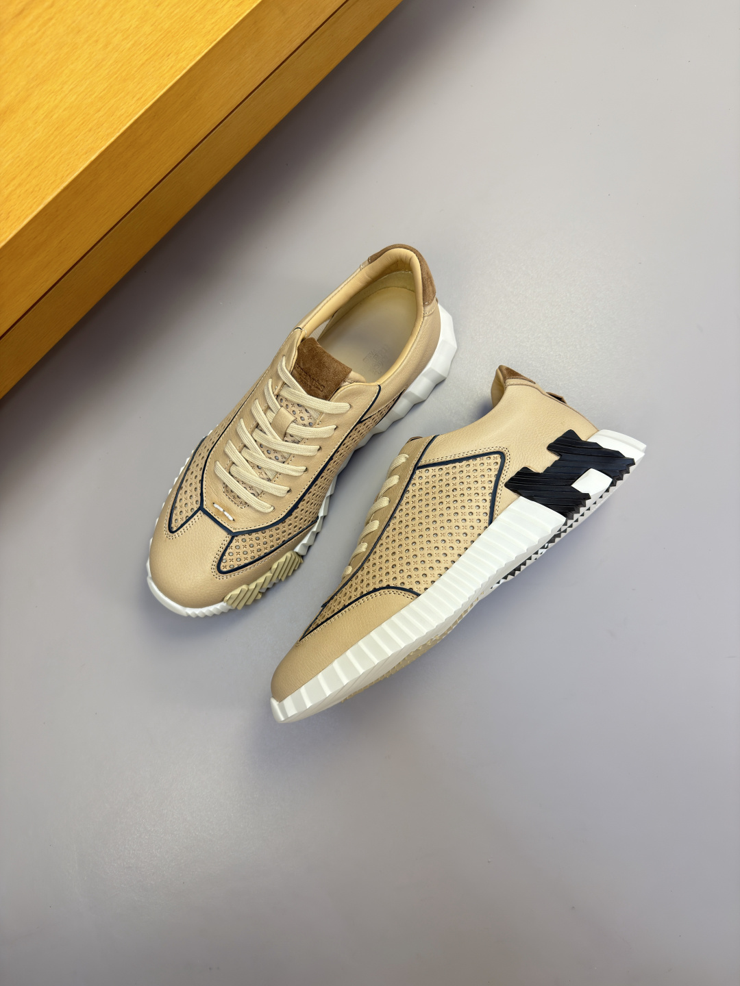 [Hermes] 에르메스 나파 다이아몬드 퍼포레이티드 & 스웨이드 콤비 스니커즈 신발
