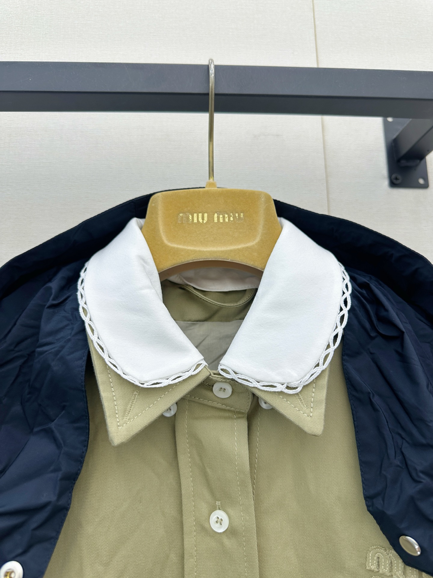 미우미우(MIU MIU) 배색 후드 로고 크롭 재킷 의류