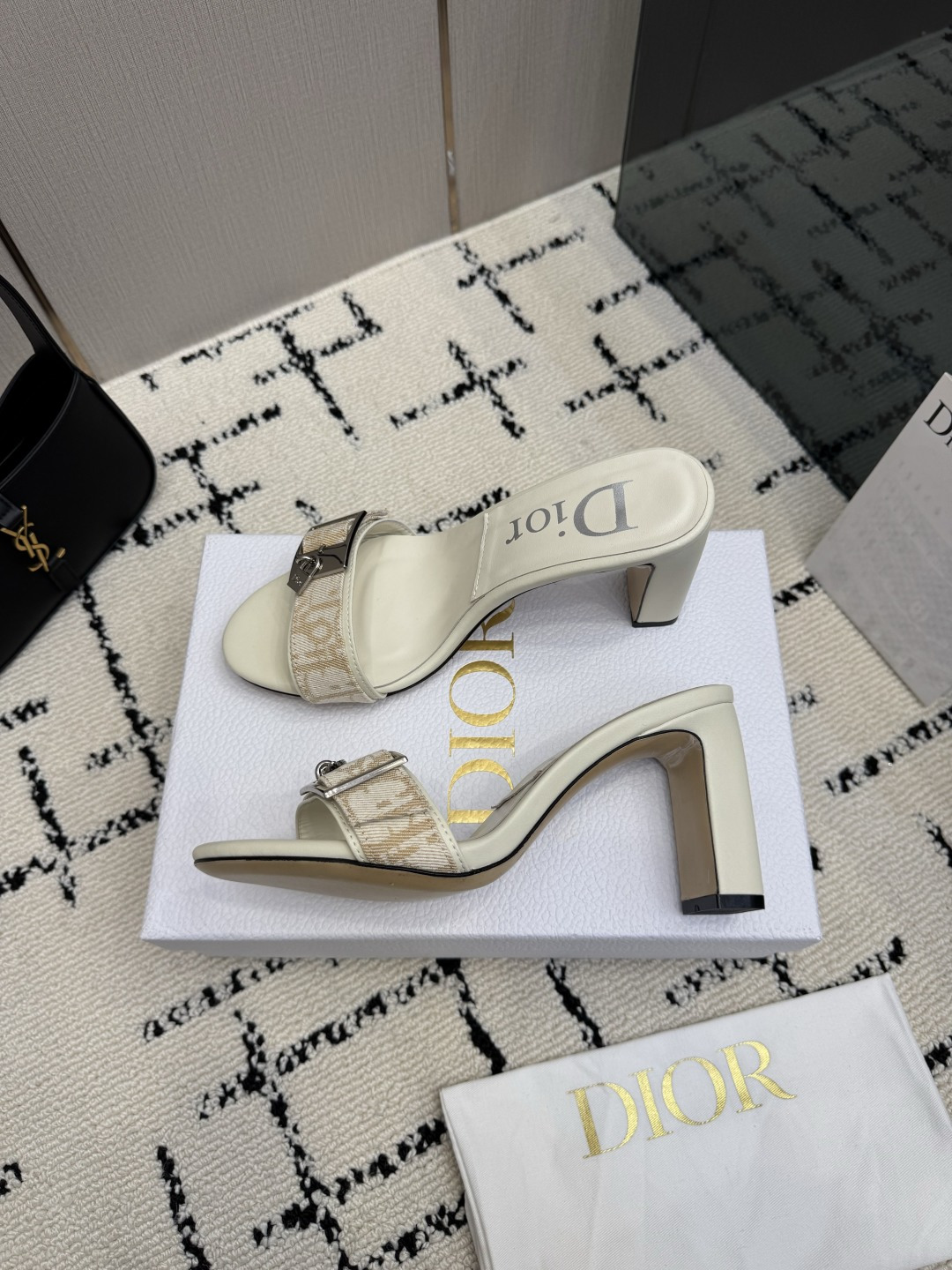 디올(DIOR) 로고 버클 뮬 힐 샌들 신발