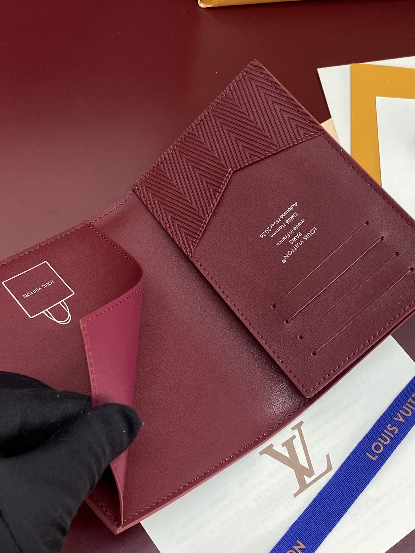 [Louis Vuitton] LV Packaging 루이비통 쇼퍼백 모티브 패스포트 홀더 지갑 M2A444