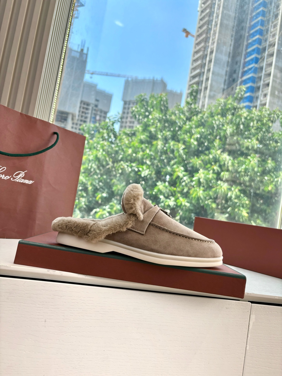 로로피아나(Loro Piana) 커플 퍼 트리밍 스웨이드 뮬 슬리퍼 신발