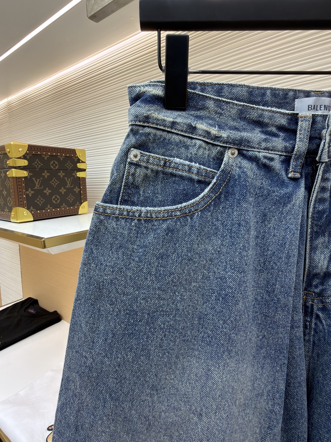 발렌시아가(BALENCIAGA) 폴디드 데님 쇼츠 하의 의류