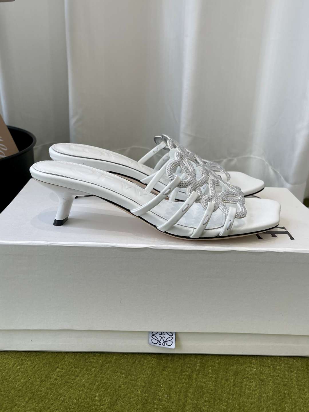 로에베(LOEWE) 아나그램 라인스톤 미들 힐 신발 복제