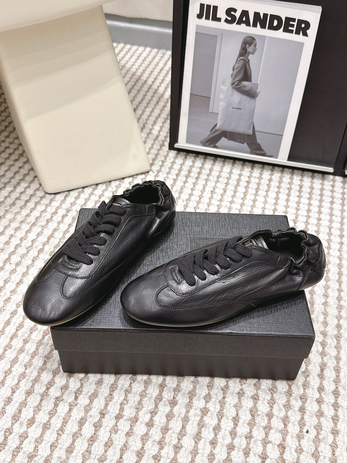 생로랑(SAINT LAURENT) 펀칭 레더 독일군 스니커즈 신발