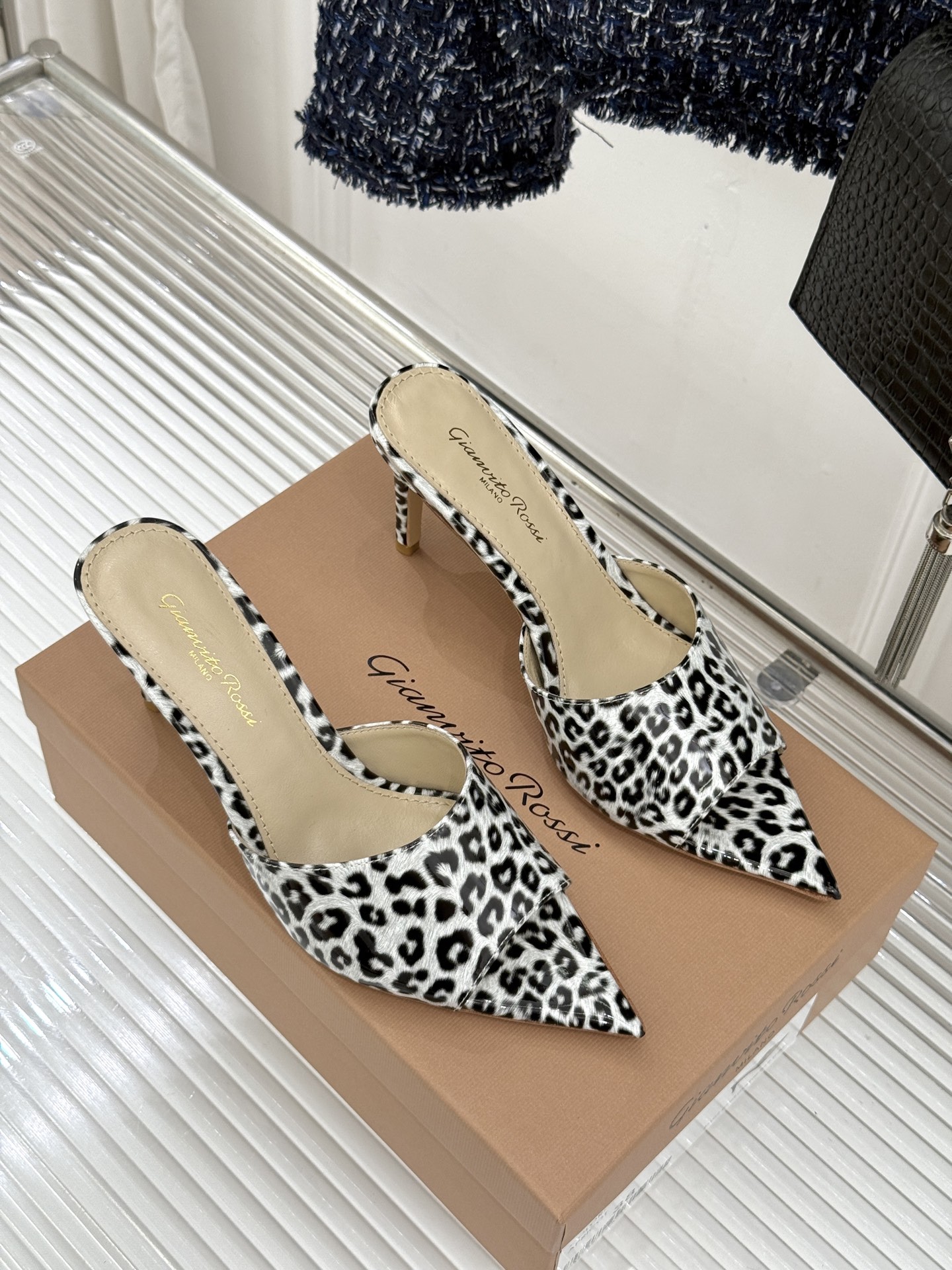 지안비토 로시(Gianvito Rossi) 슬림 포인티드 힐 슬리퍼 신발