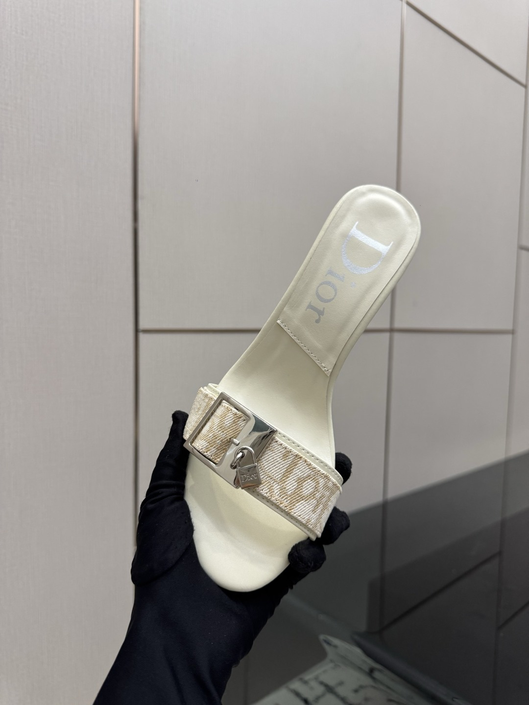 디올(DIOR) 로고 버클 뮬 힐 샌들 신발