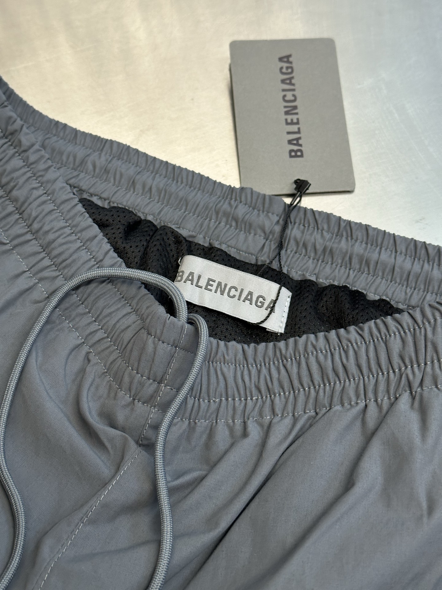 발렌시아가(BALENCIAGA) 리플렉티브 파이핑 나일론 트랙 팬츠 하의 의류