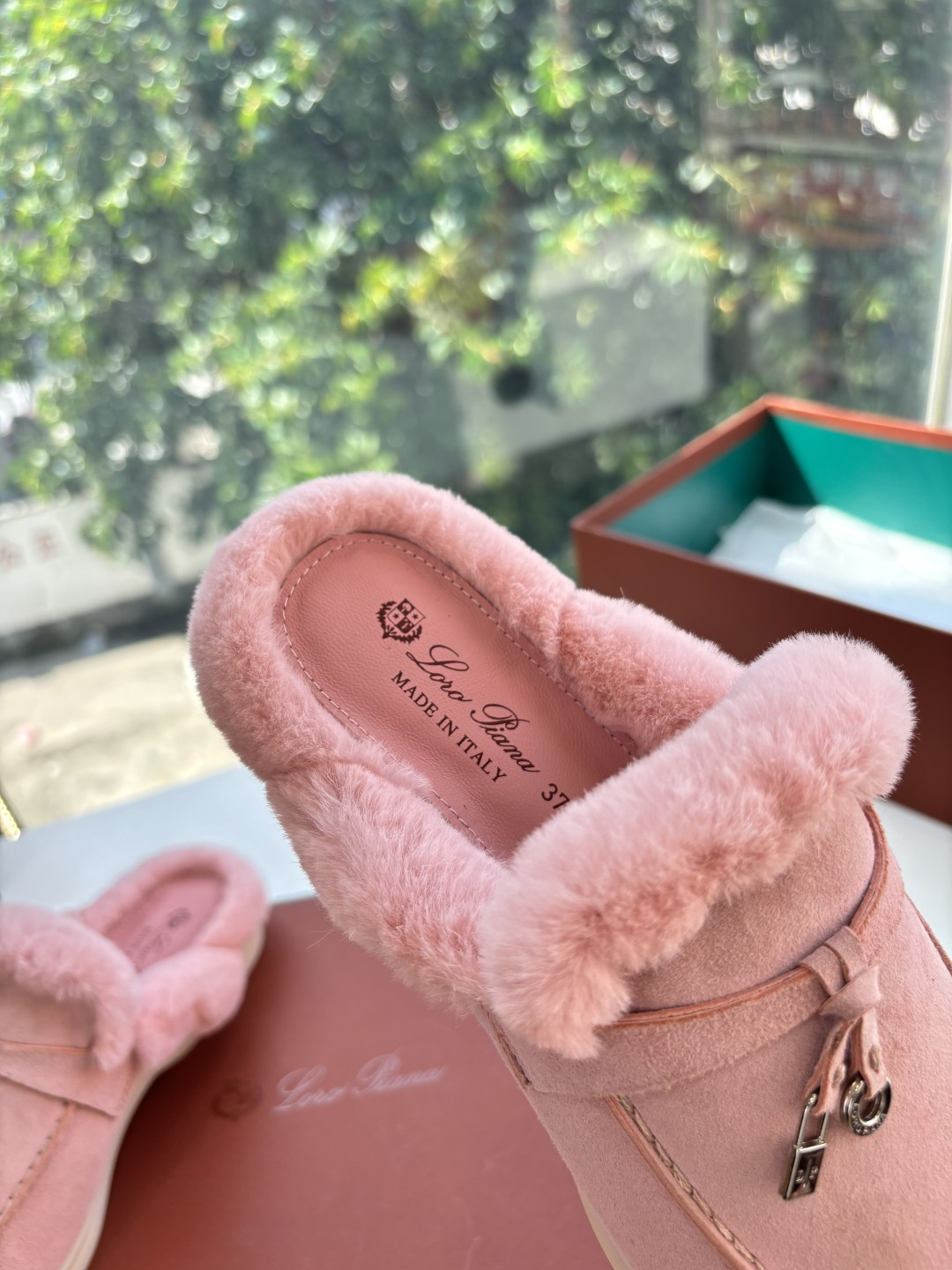 로로피아나(Loro Piana) 커플 퍼 트리밍 스웨이드 뮬 슬리퍼 신발
