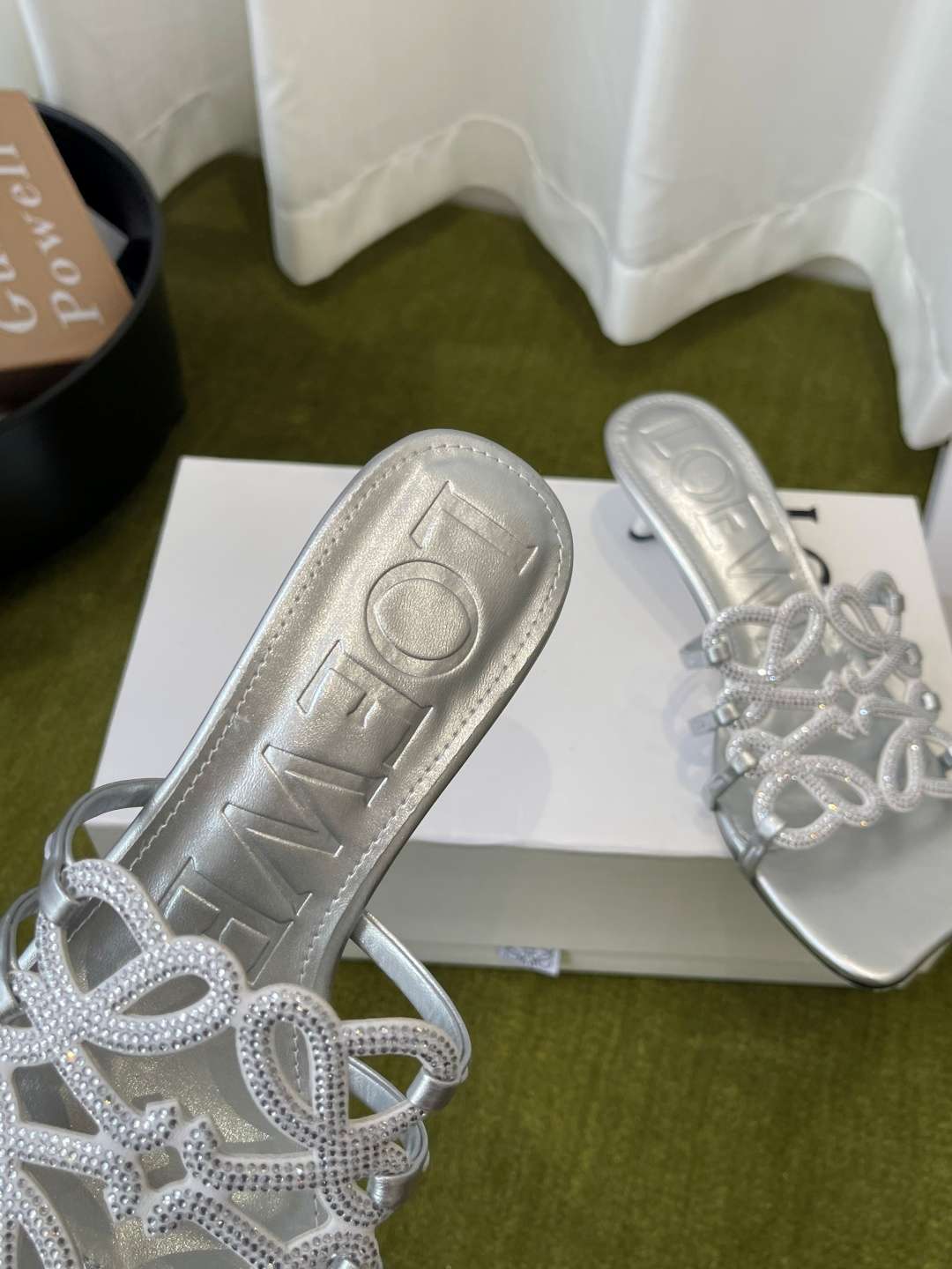 로에베(LOEWE) 아나그램 라인스톤 미들 힐 신발