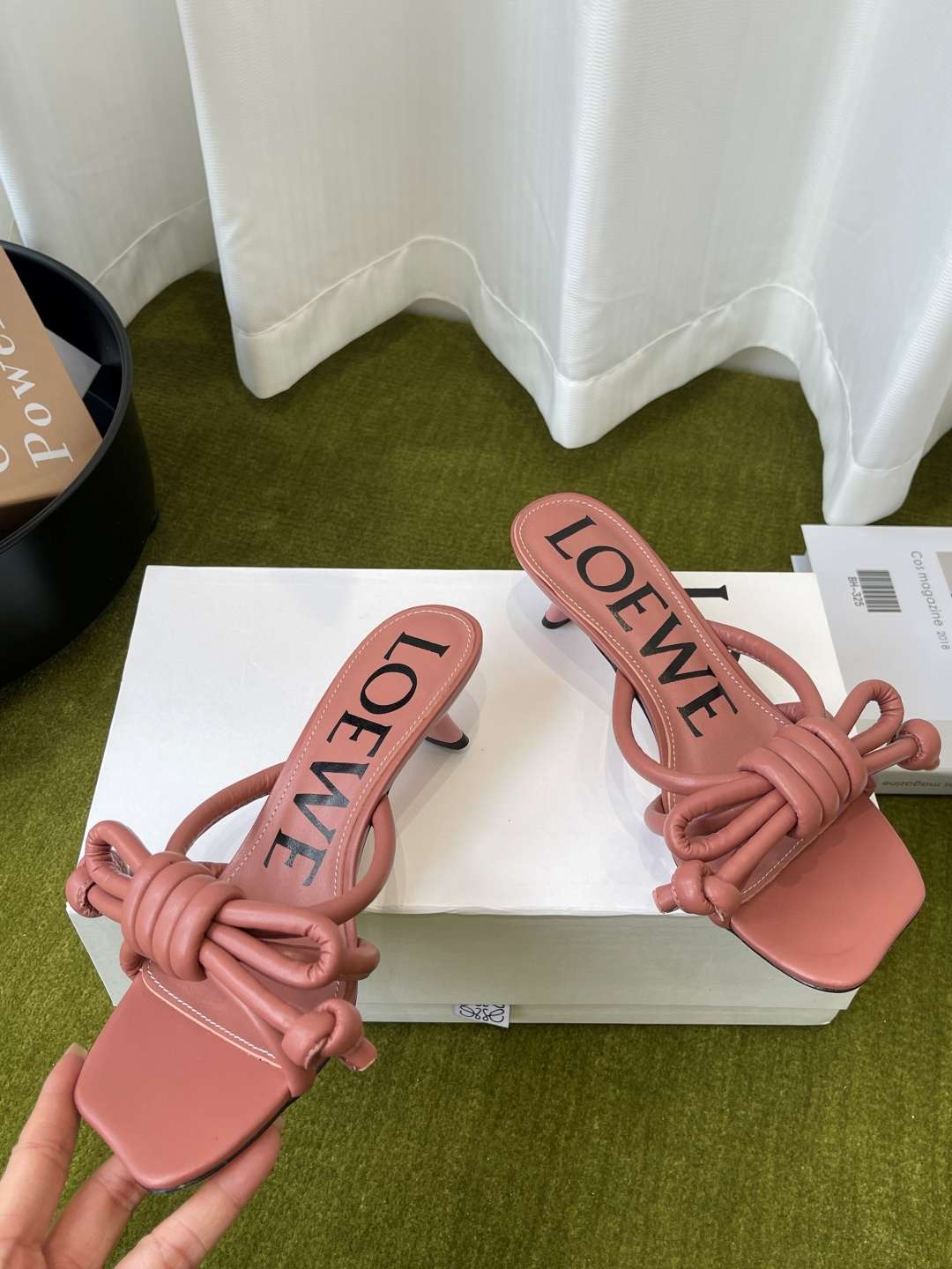 로에베(LOEWE) 리본 매듭 스트랩 미들힐 신발